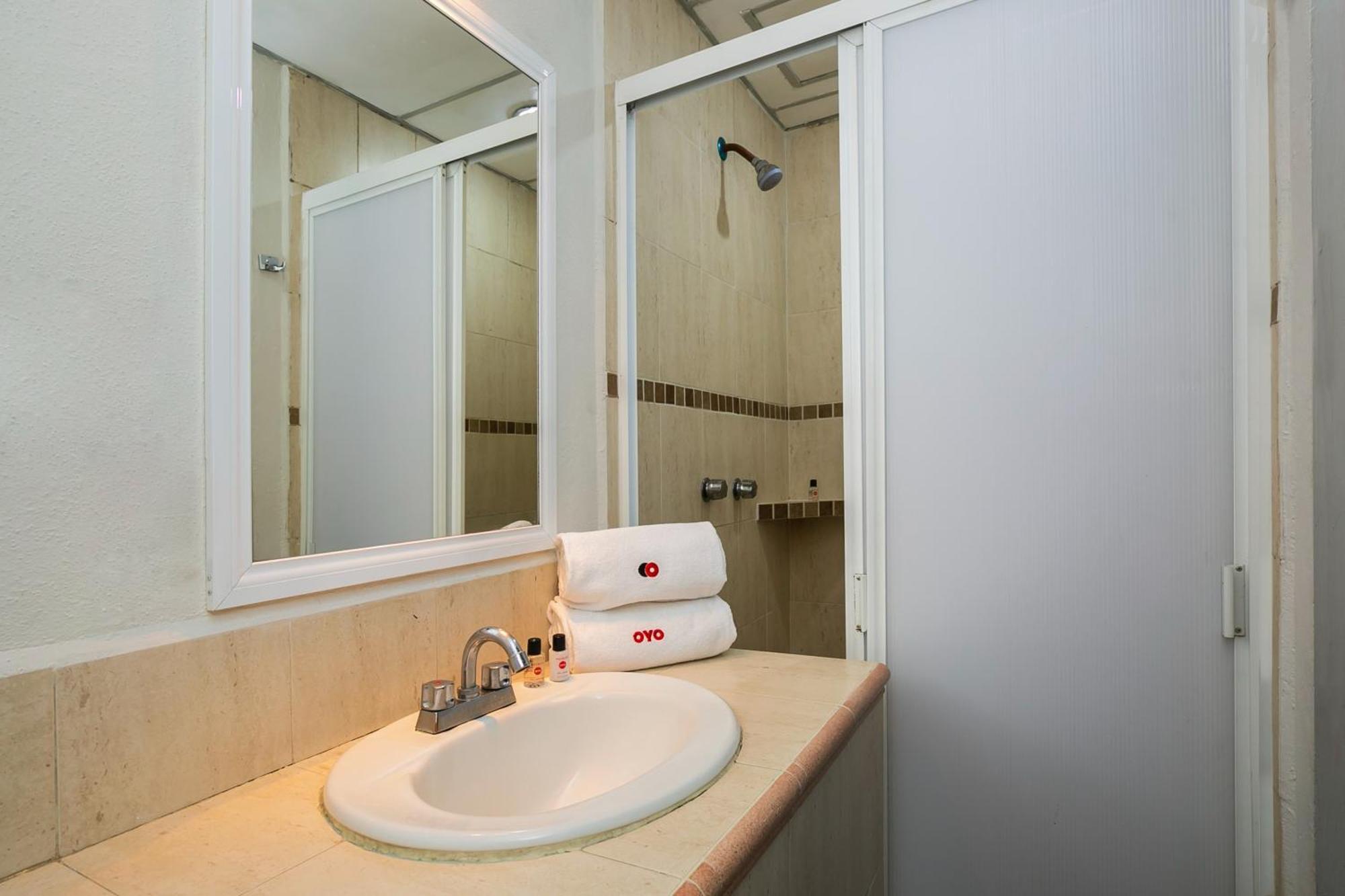 Capital O Hotel Victoria Морелия Экстерьер фото