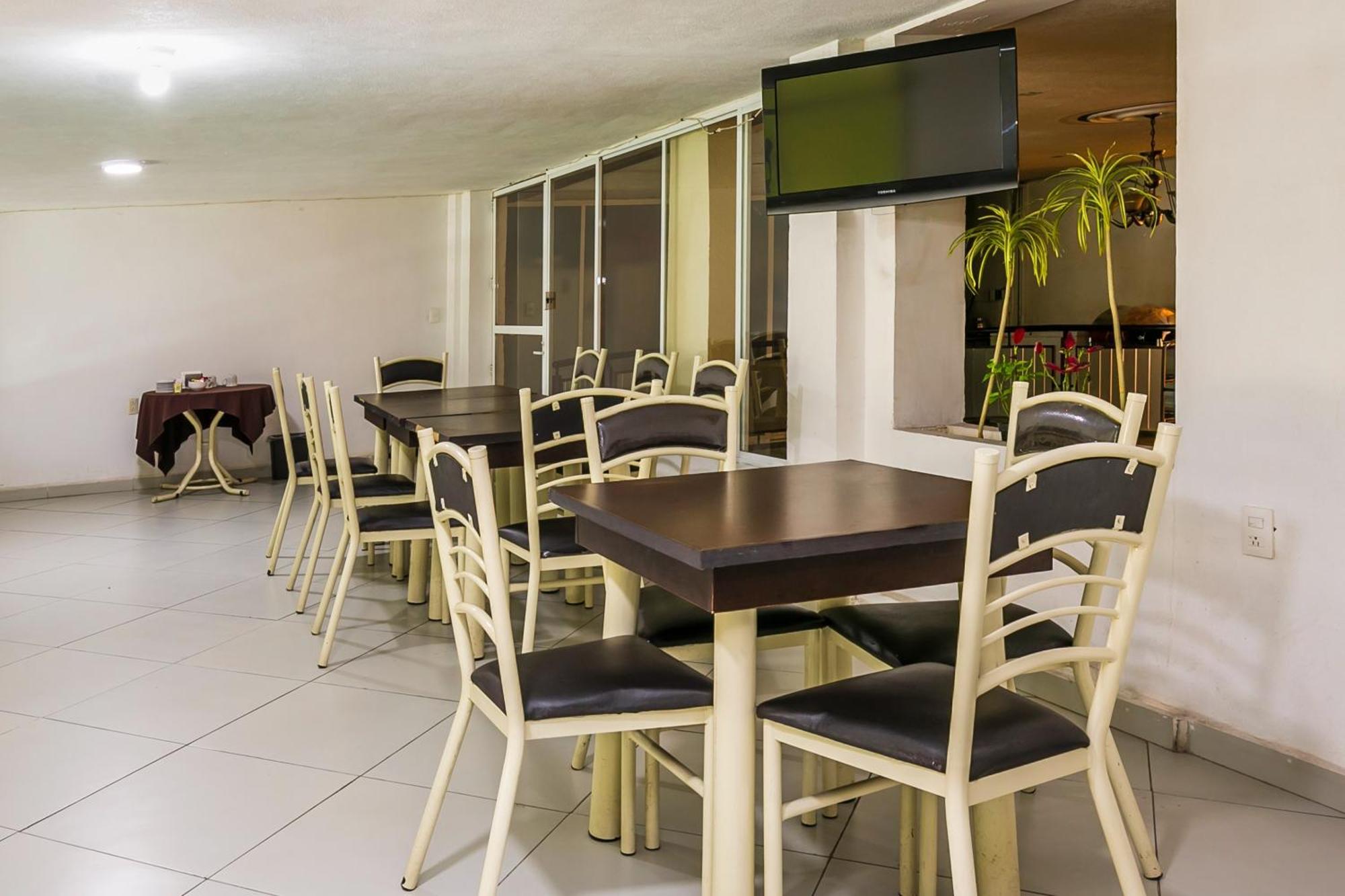 Capital O Hotel Victoria Морелия Экстерьер фото