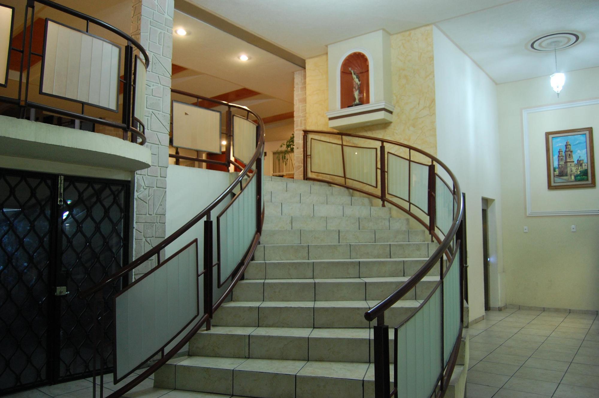 Capital O Hotel Victoria Морелия Экстерьер фото